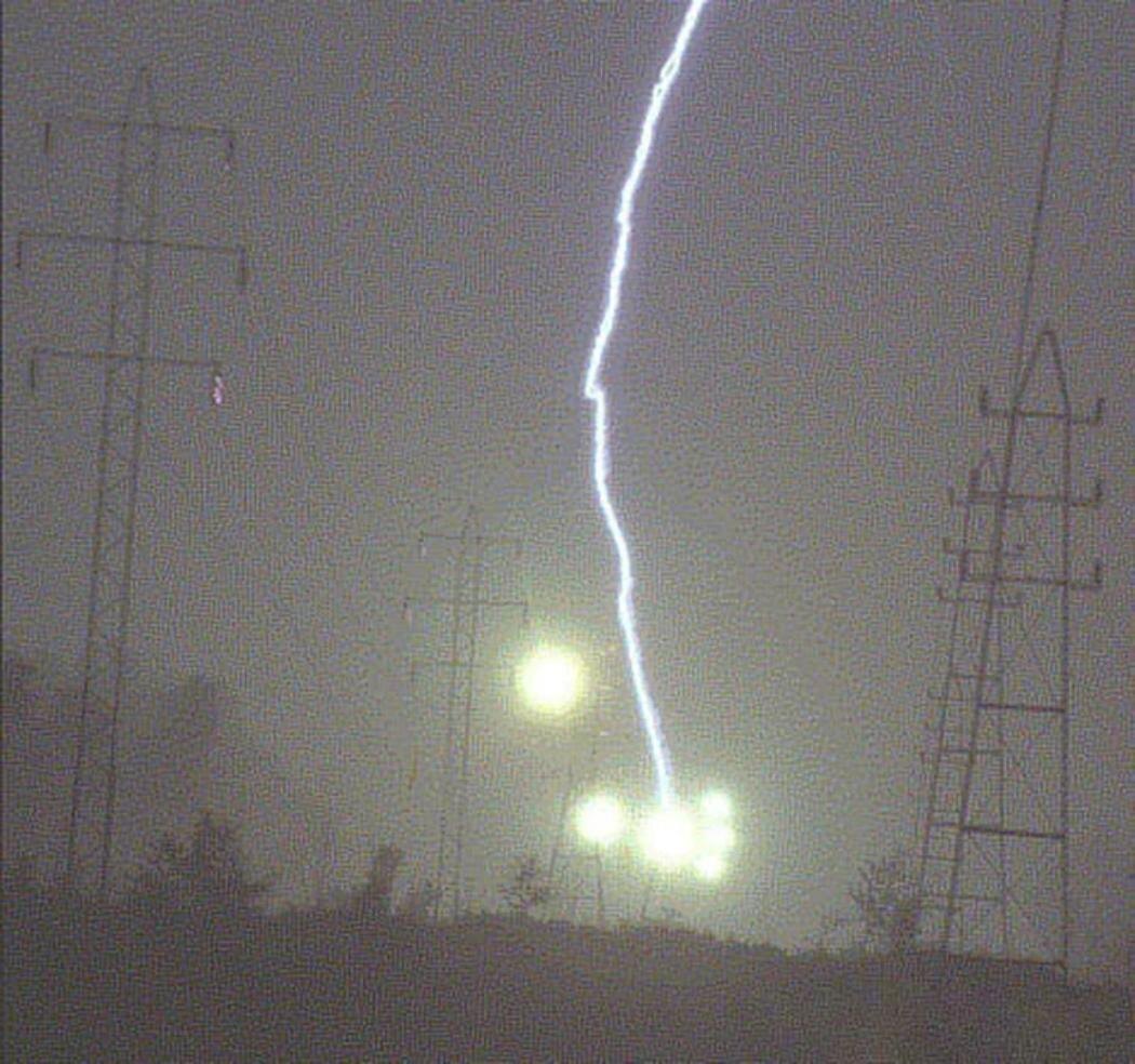 Пример появления после удара линейной молнии