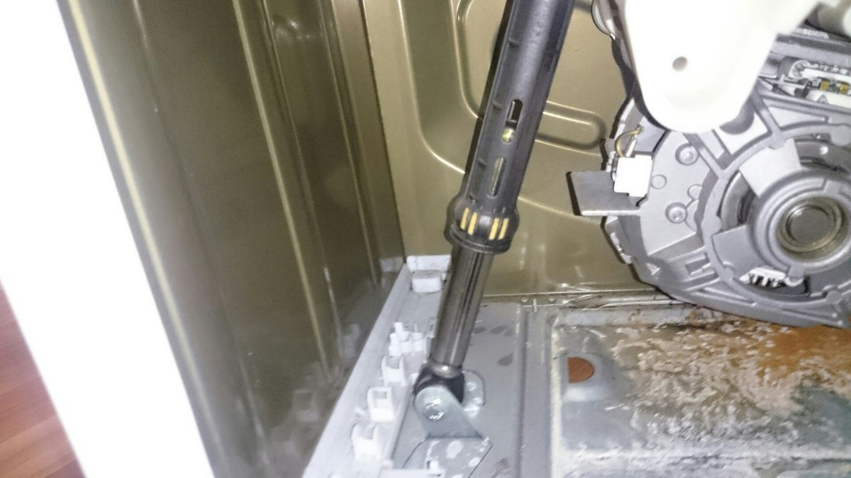 Стук амортизаторов в стиральной машине – это довольно распространенная проблема, которая может быть вызвана несколькими причинами. Стук может проявляться во время отжима, стирки или даже при вращении барабана вручную. Вот основные причины и варианты решения:

Причины стука амортизаторов:

Износ амортизаторов: Это самая распространенная причина. Амортизаторы со временем теряют свою упругость и способность гасить вибрации, что приводит к стуку и тряске барабана.
Повреждение амортизаторов: Амортизаторы могут быть механически повреждены, например, из-за сильной перегрузки стиральной машины или неаккуратной транспортировки.
Ослабление креплений амортизаторов: Со временем крепления амортизаторов к баку или корпусу стиральной машины могут ослабнуть, что также приводит к стуку.
Неисправность других деталей подвески бака: Помимо амортизаторов, в подвеске бака есть и другие элементы (пружины, демпферы), которые также могут быть причиной стука.
Дисбаланс белья: Неправильная загрузка белья и образование комков могут создавать сильный дисбаланс, что приводит к повышенной нагрузке на амортизаторы и, как следствие, к стуку.
Что можно предпринять:

Проверьте загрузку белья: Убедитесь, что вы не перегружаете стиральную машину и что белье распределено равномерно в барабане. Попробуйте запустить стирку с меньшим количеством белья, чтобы проверить, исчезнет ли стук.
Визуальный осмотр амортизаторов:
Отключите стиральную машину от электросети и водоснабжения.
Снимите верхнюю или боковую панель стиральной машины (в зависимости от модели). Посмотрите инструкцию, как это сделать безопасно.
Осмотрите амортизаторы на предмет видимых повреждений (трещины, деформации, подтеки масла).
Проверьте надежность крепления амортизаторов к баку и корпусу стиральной машины. При необходимости подтяните болты или гайки.
Проверка работоспособности амортизаторов вручную,более детальней ознокомиться тутhttps://rembyttehnika.com/service-washer