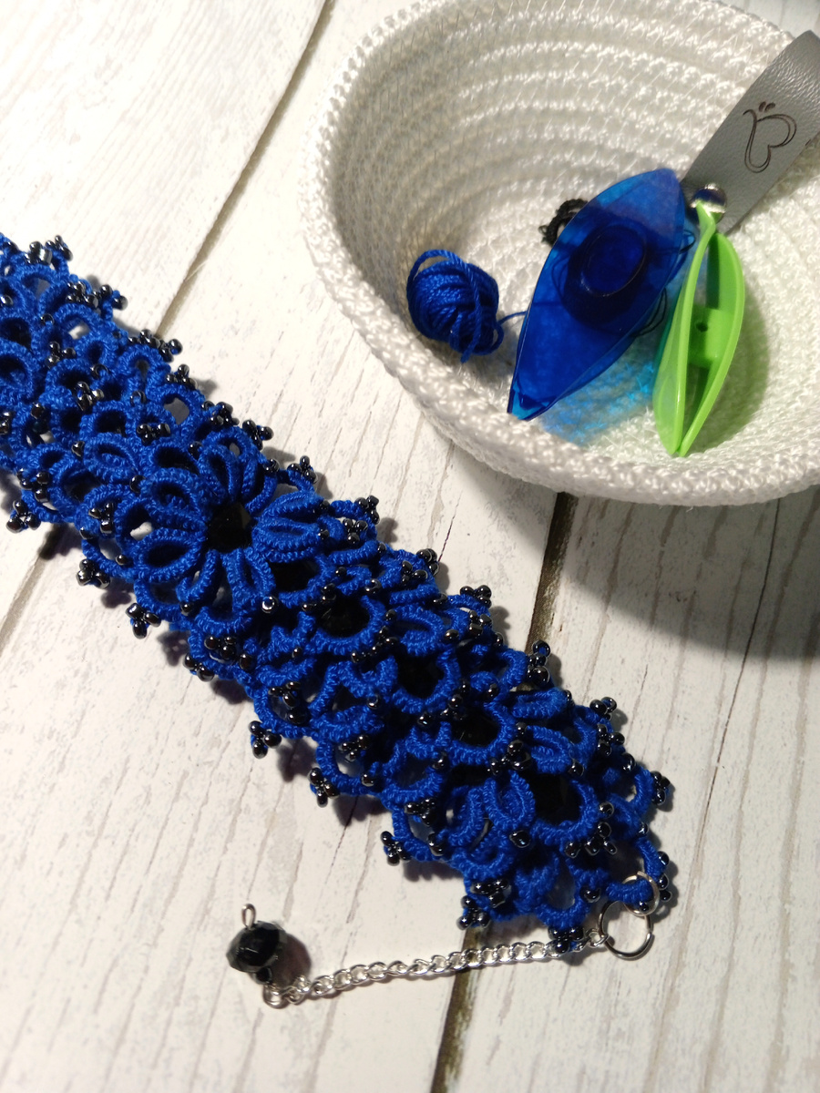 Браслет в технике фриволите