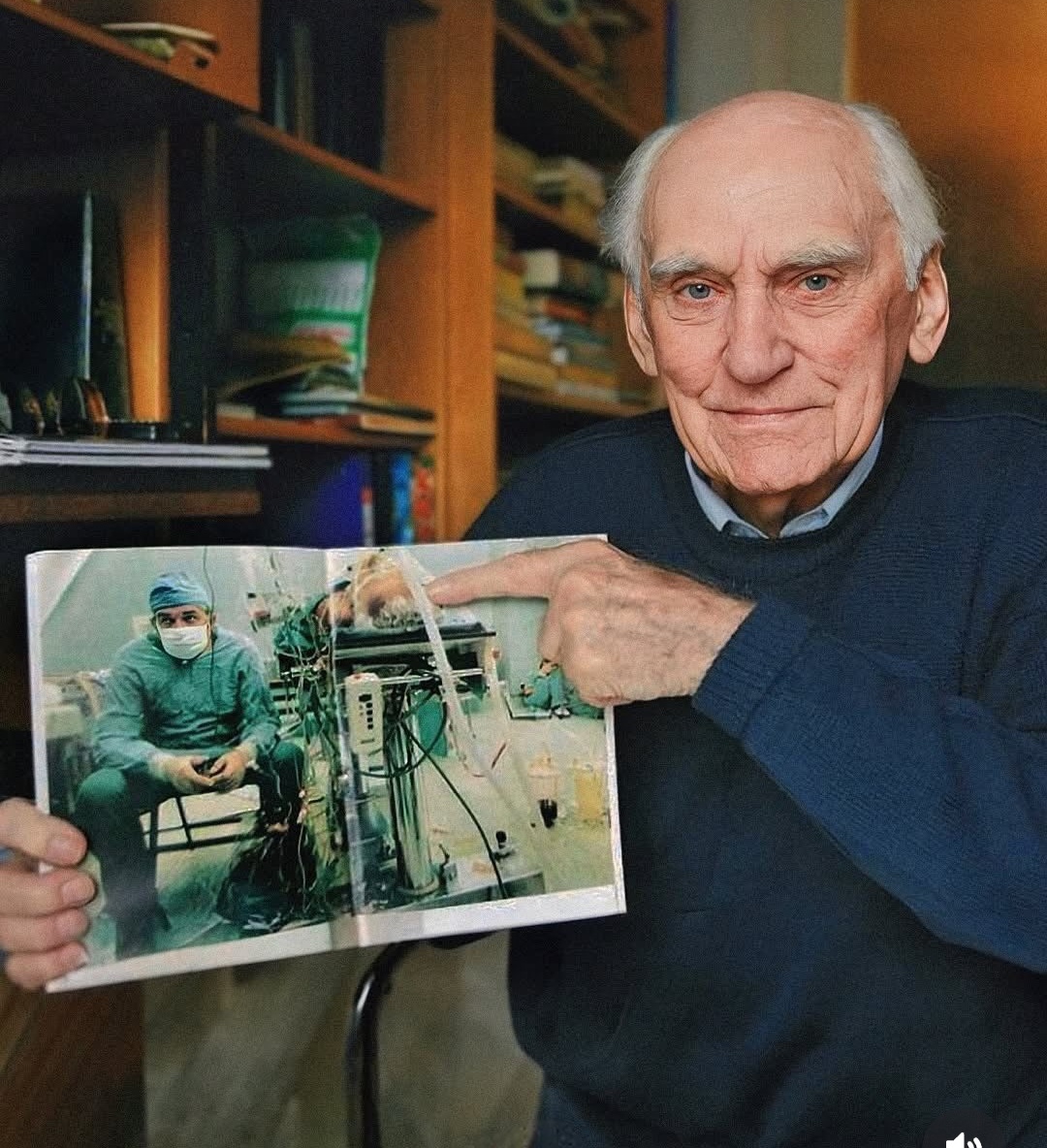 Доктор Релига с фото со своей операции