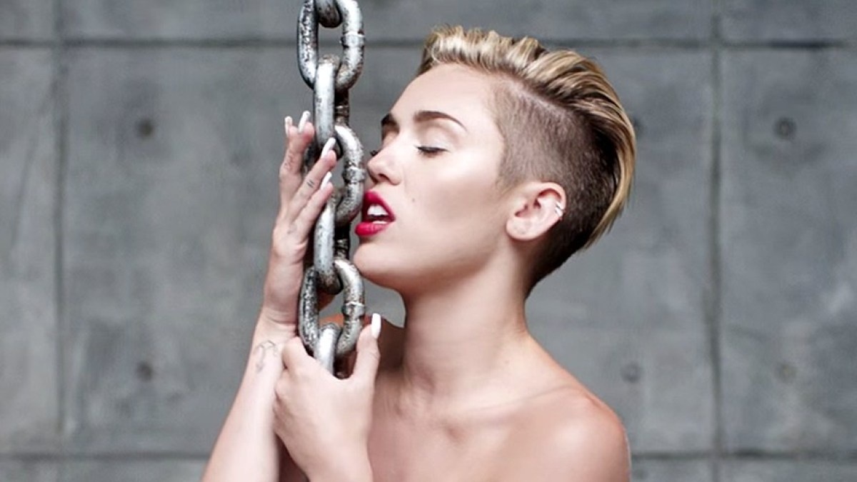 Wrecking Ball Майли Сайрус часто включают в списки лучших видео всех времен