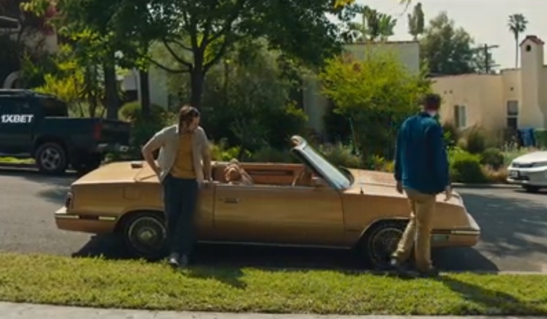 Двое друзей, Рики и Гленн, отправляются в путешествие из Лос-Анджелеса в Сакраменто. Кадр из фильма "Сакраменто".