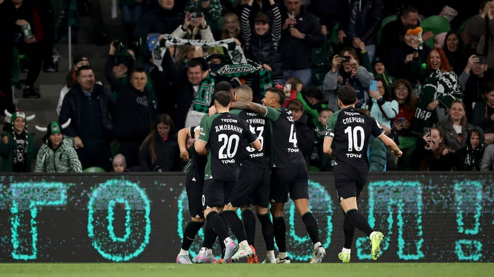 Футболисты «Краснодара» радуются голу в ворота «Акрона».📷Фото: Виталий Тимкив / РИА Новости