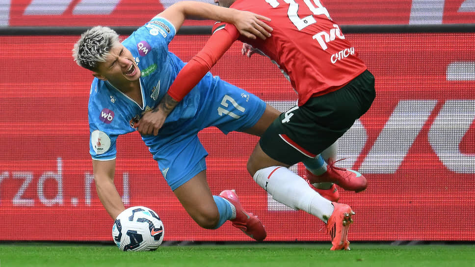 Момент матча между «Зенитом» и «Локомотивом», зенитовец Андрей Мостовой (слева) и игрок «Локомотива» Максим Ненахов .📷Фото: Иван Водопьянов / Коммерсантъ