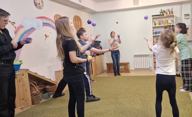 Фото их архива школы жонглирования клуба "ВМЕСТЕ"