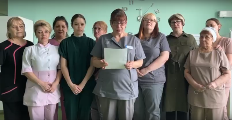    Коллектив хирургического отделения Тындинской больницы предупредили, что первыми нехватку медиков почувствуют на себе пациенты// Скриншот видеообращения медиков