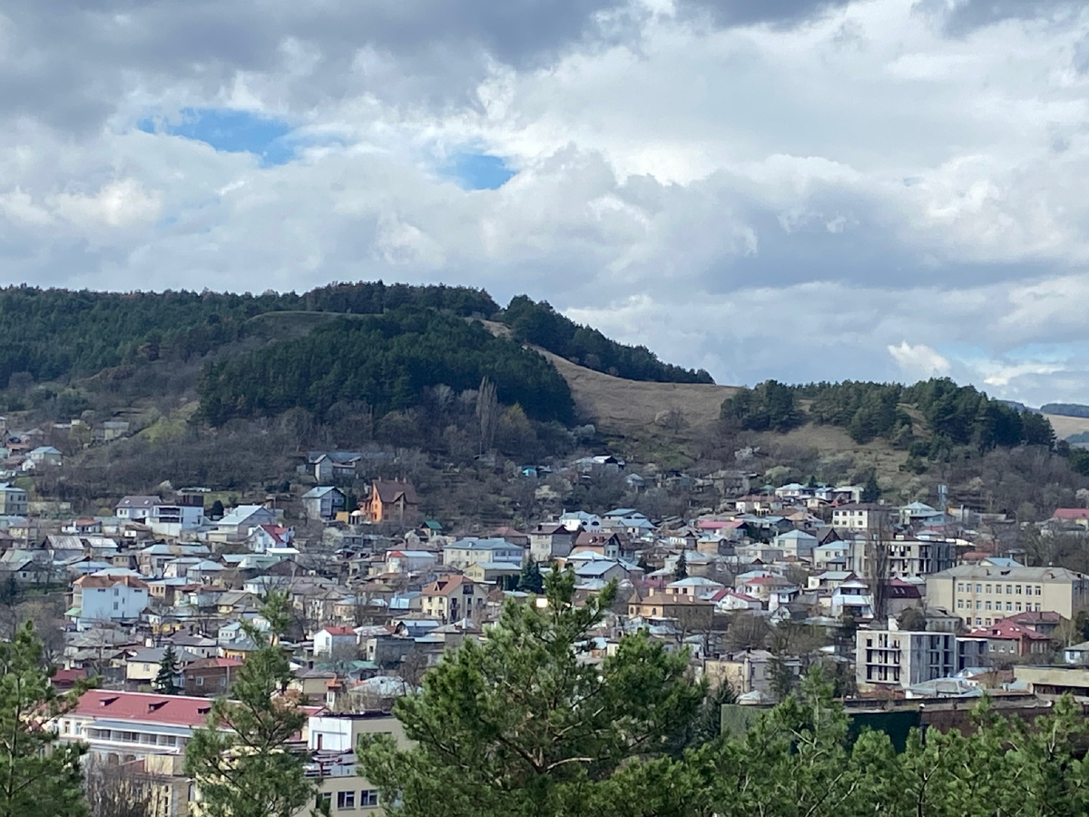 Город в окружении гор. Апрель 2025