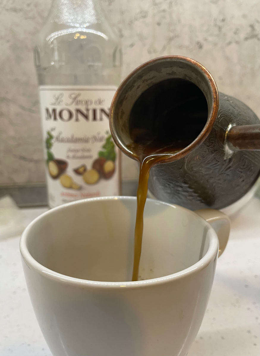 Сварила себе Турецкий кофе и устроилась на кухне с телефоном - посидеть в телеграмме, почитать все новости, посмотреть все каналы, на которые я подписана.