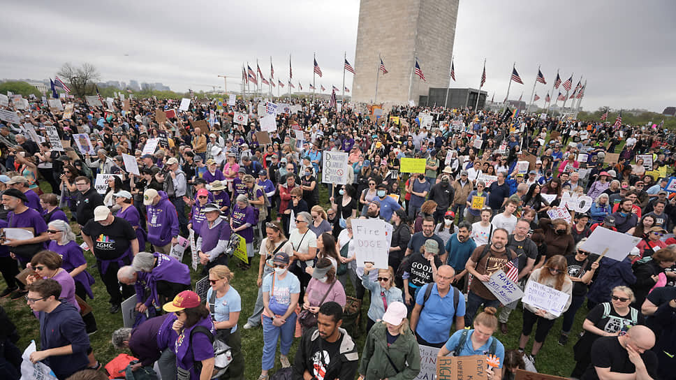 Демонстранты возле монумента Вашингтону в столице США .📷Фото: Ken Cedeno / Reuters