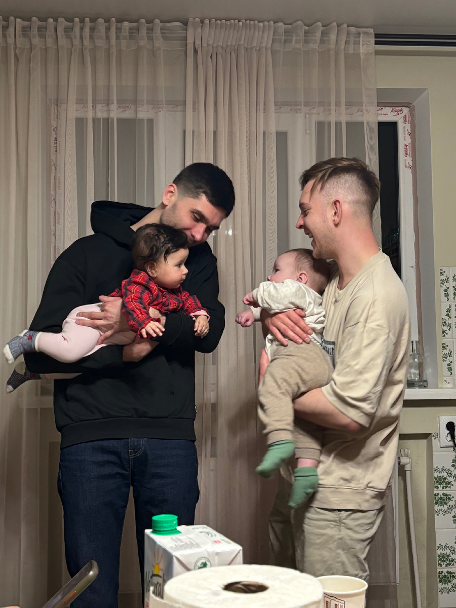 Ксюша на руках у Макса, а Давид — у Бори. Боря наш с мужем одноклассник. Кстати, он диджей и его миксы я добавляла себе в видео.