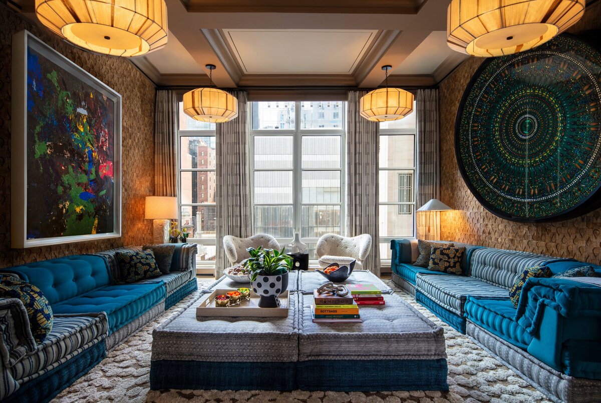 Многоуровневое освещение, как в этом медиа-зале, где установлено несколько подвесных светильников и ламп, может улучшить внешний вид и атмосферу помещения