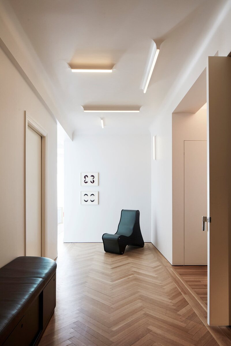 Вестибюль, освещается скрытыми настенными светильниками и скульптурными потолочными светильниками