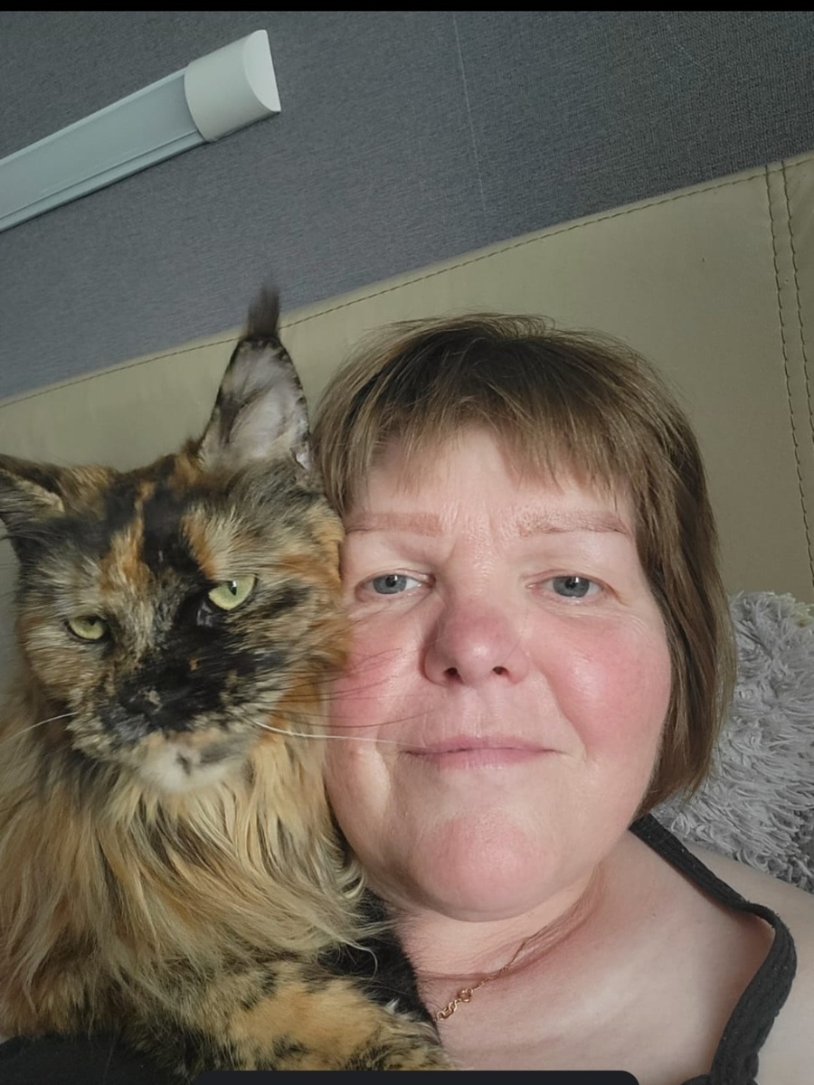 Очень любит лежать рядом с человеком. 