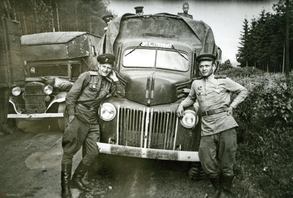 Советские военнослужащие рядом с грузовиком Форд g8t