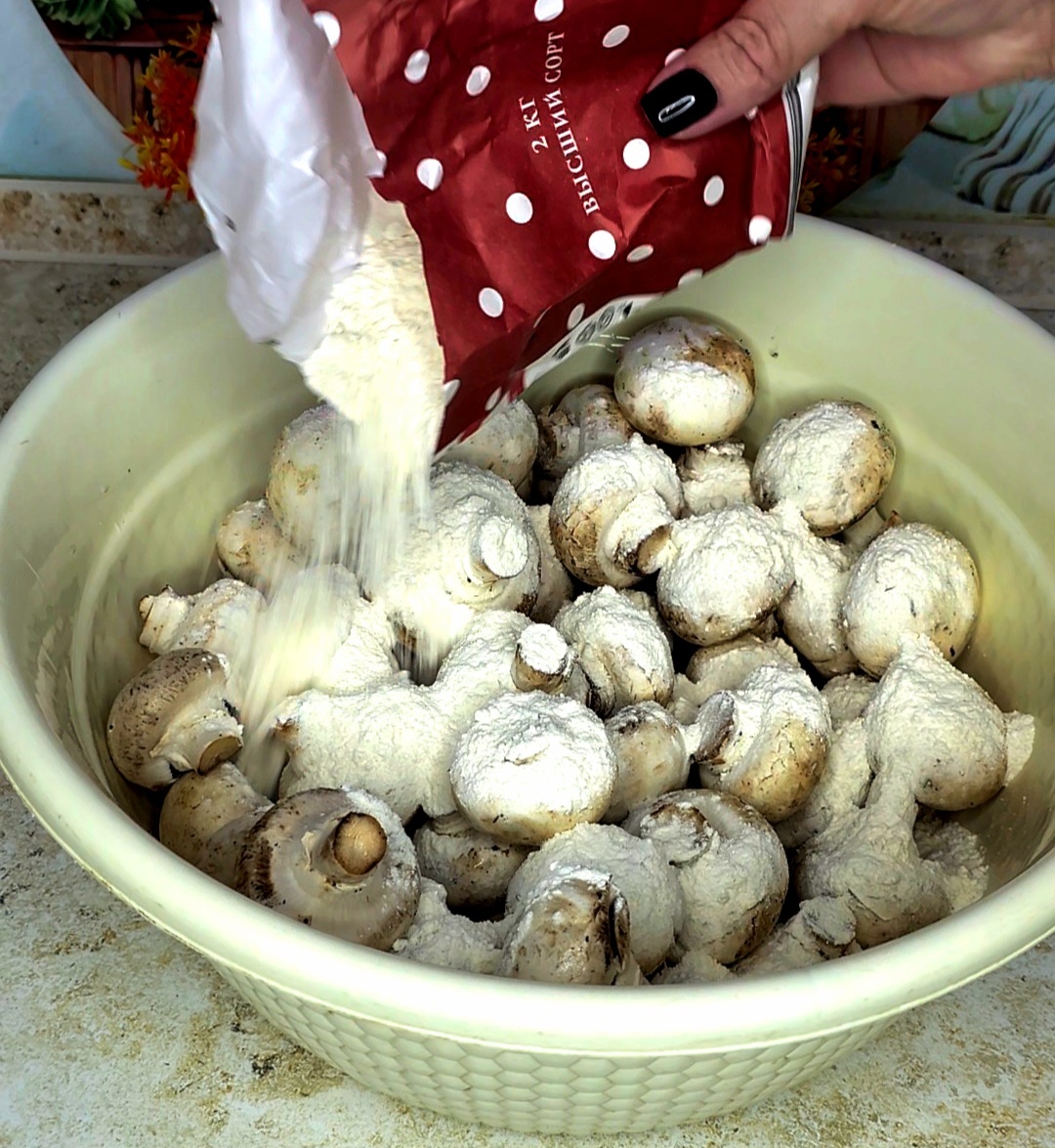 Засыпаем шампиньоны мукой