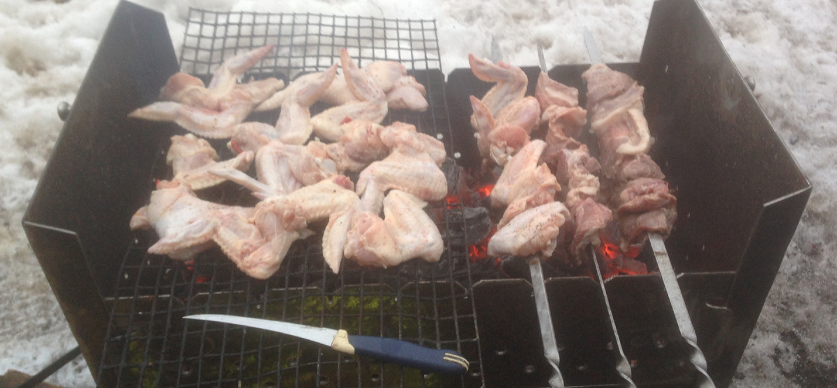 Многие готовят на газовом или угольном барбекю 🥩. Готовят мясо свинины , говядины, курицу , рыбу , овощи и многое другое что пожелают. Но есть очень замечательнный способ готовки на огне , это готовка на камне 