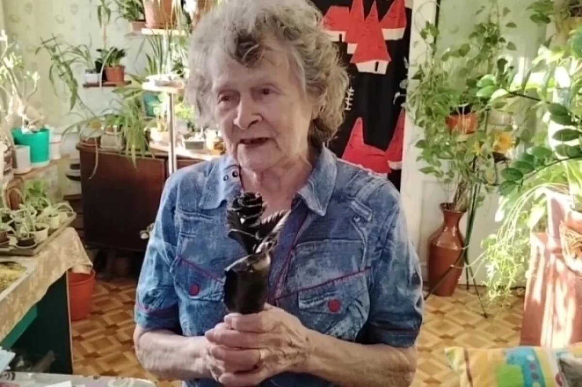    Розу из гильзы волонтёру передали бойцы с передовой.