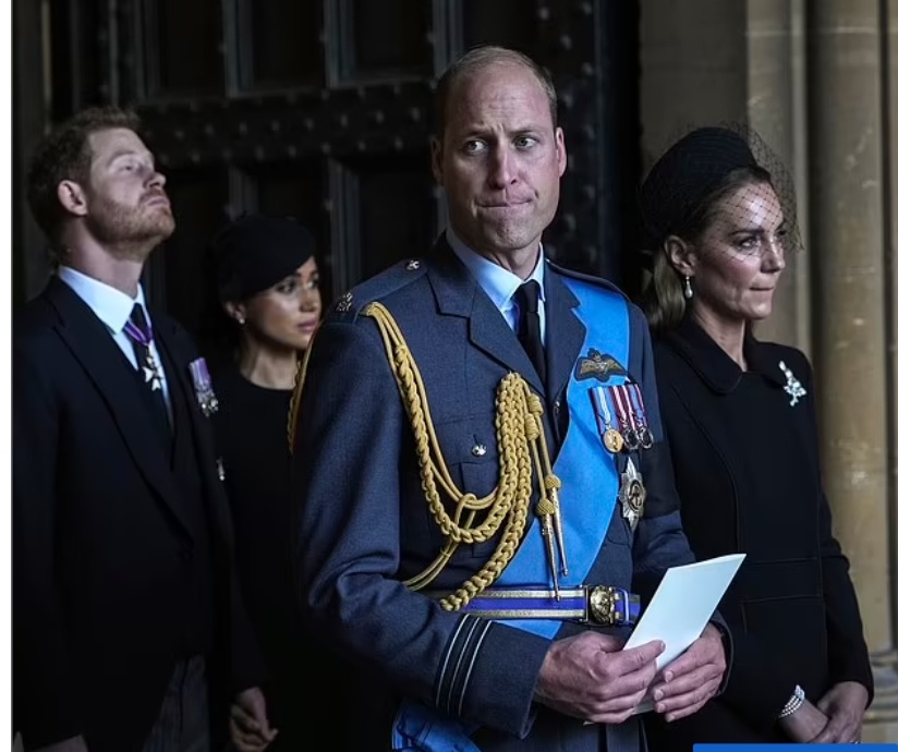 Принц Уильям стоит рядом со своей женой Кейт, а герцог и герцогиня Сассекские — позади них, во время государственного прощания с королевой Елизаветой II 14 сентября 2022 года