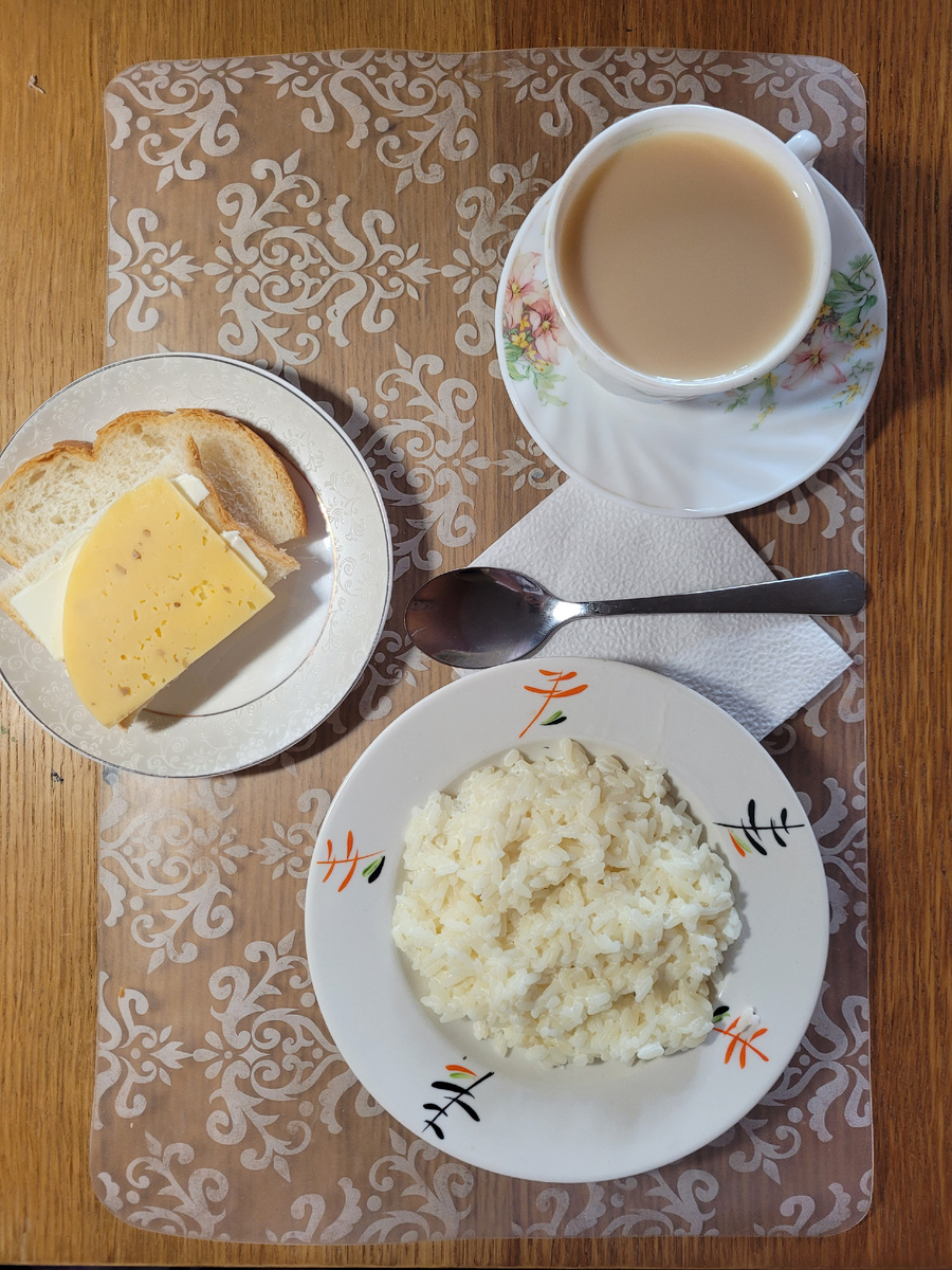 Каша рисовая, бутерброд, чай с молоком