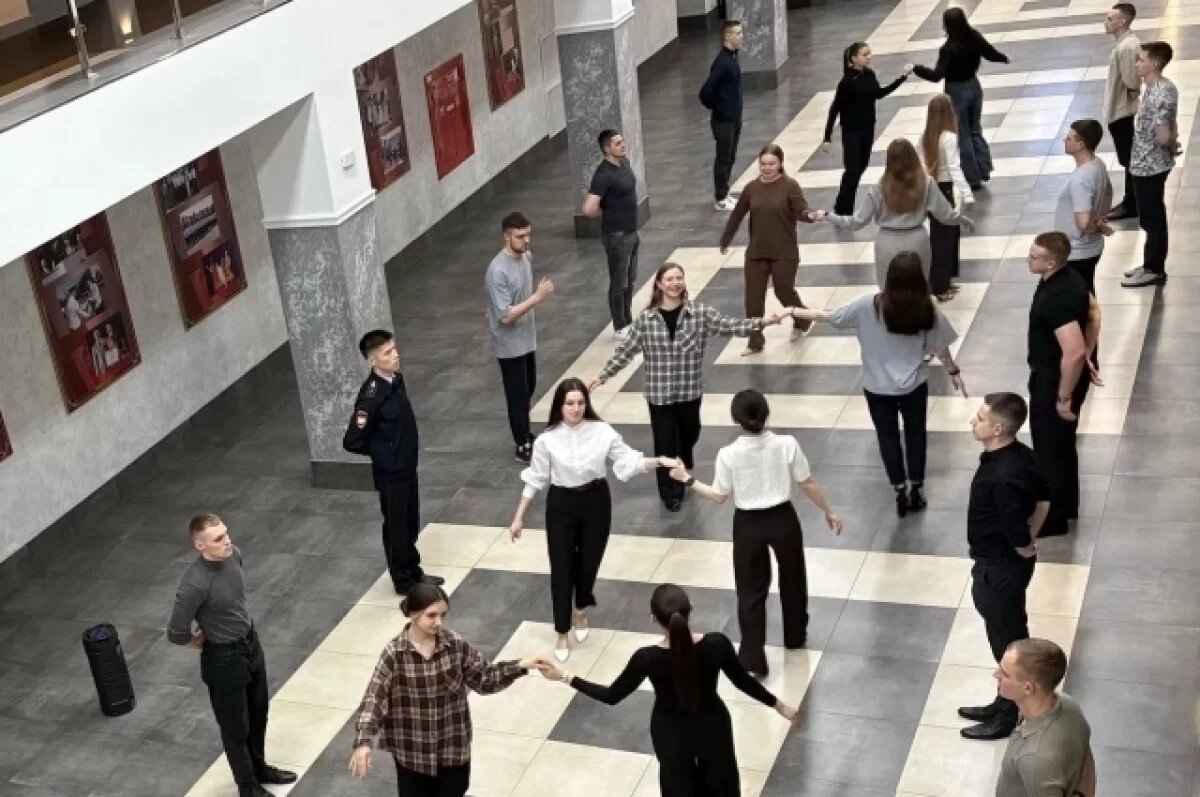    Будущие стражи правопорядка на время забывают о строевой подготовке и разучивают классические бальные танцы.