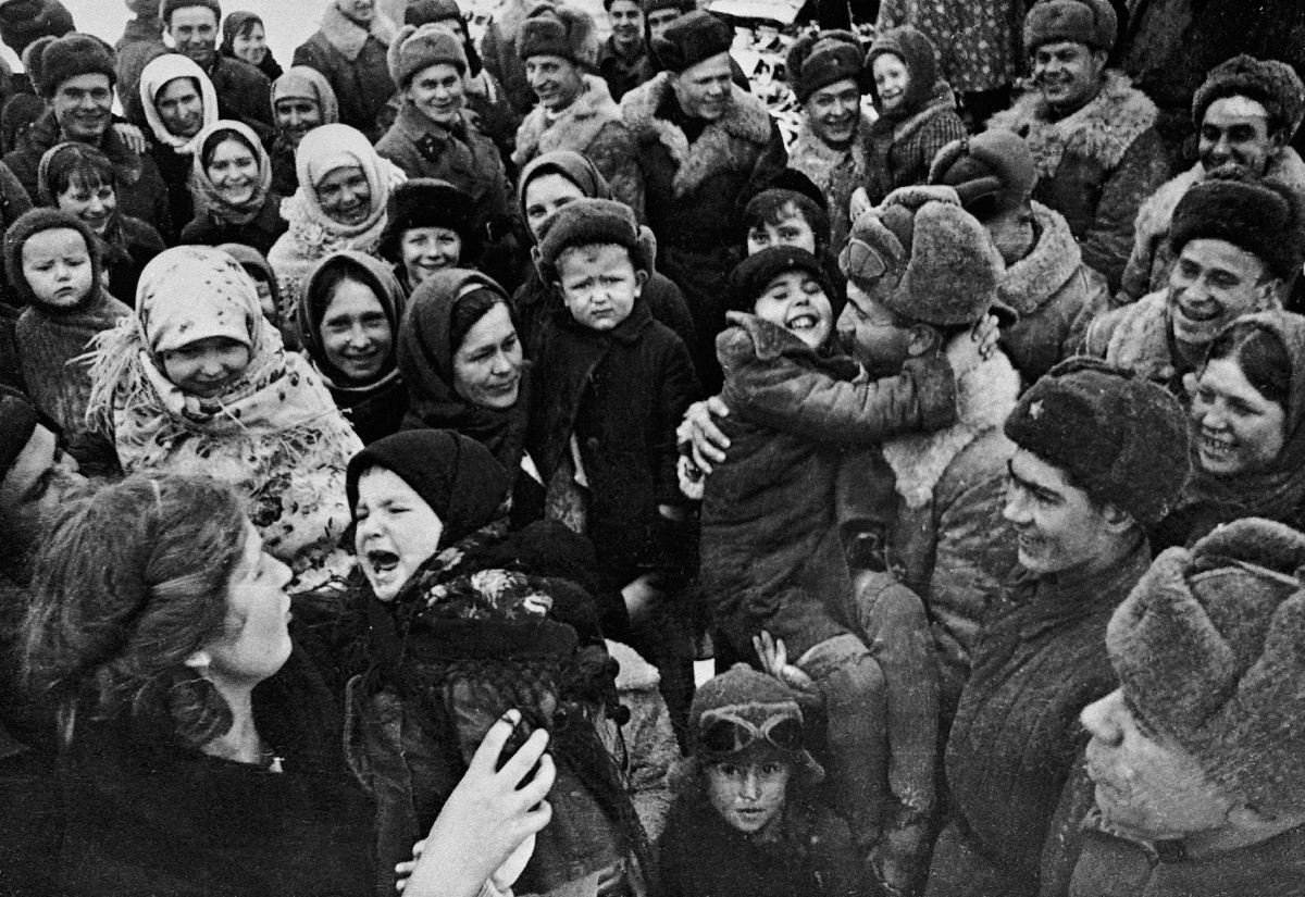 Население Сталинграда встречает освободителей. Январь 1943 г. Фто Аркадия Шайхета.