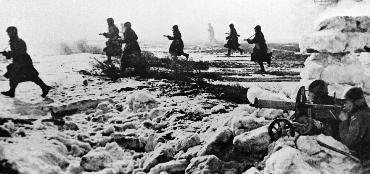 Пехота идет в атаку после мощной артиллерийской подготовки.  01.02.1944  г.