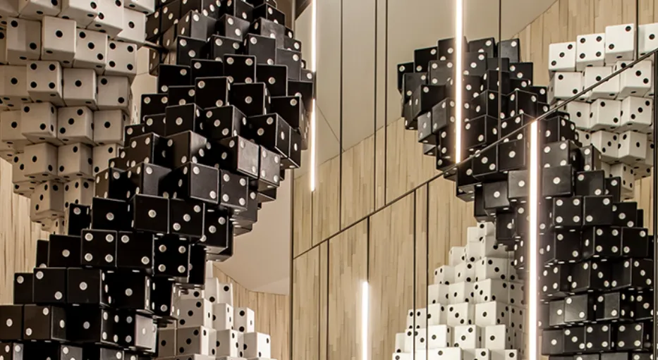 Скульптура, изображающая двойную спираль ДНК, в главном фойе отеля Marriott, Маркхэм, Онтарио.