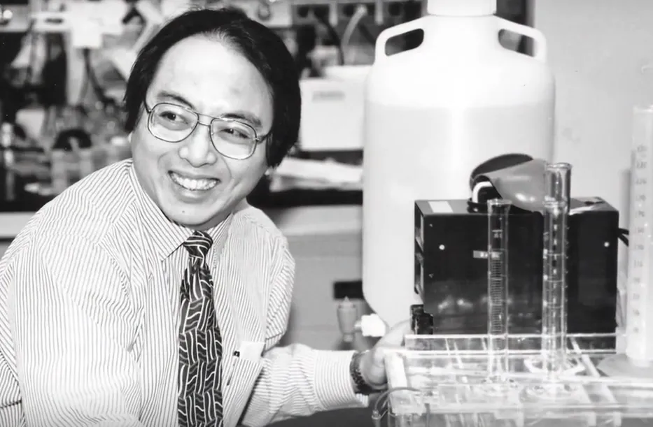Молекулярный генетик Лап-Чи Цуй в своей лаборатории в Торонто.