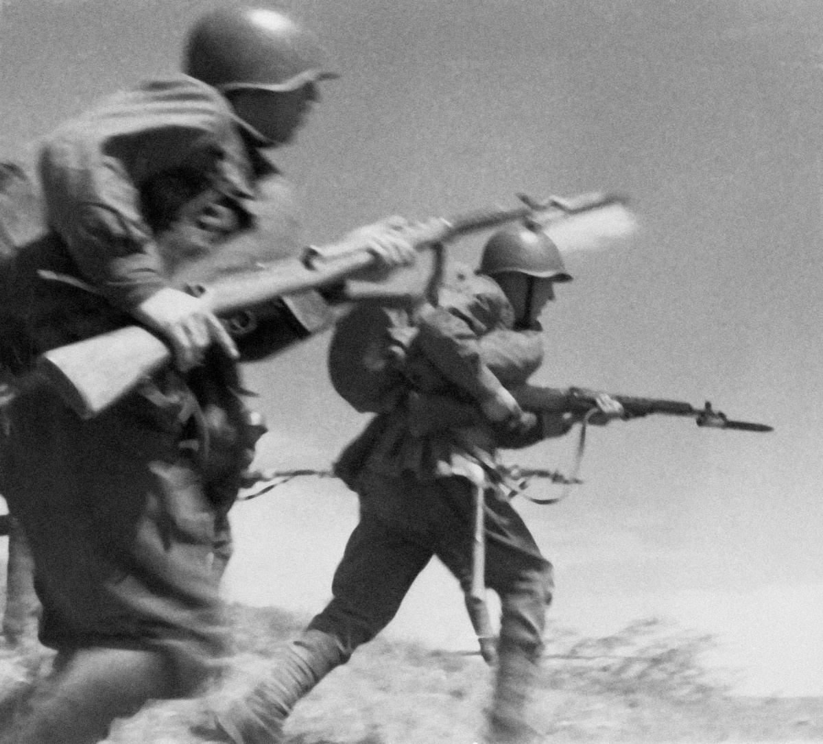 Солдаты Красной Армии идут в атаку.  06.08.1941 г. Фото Макса Альперта