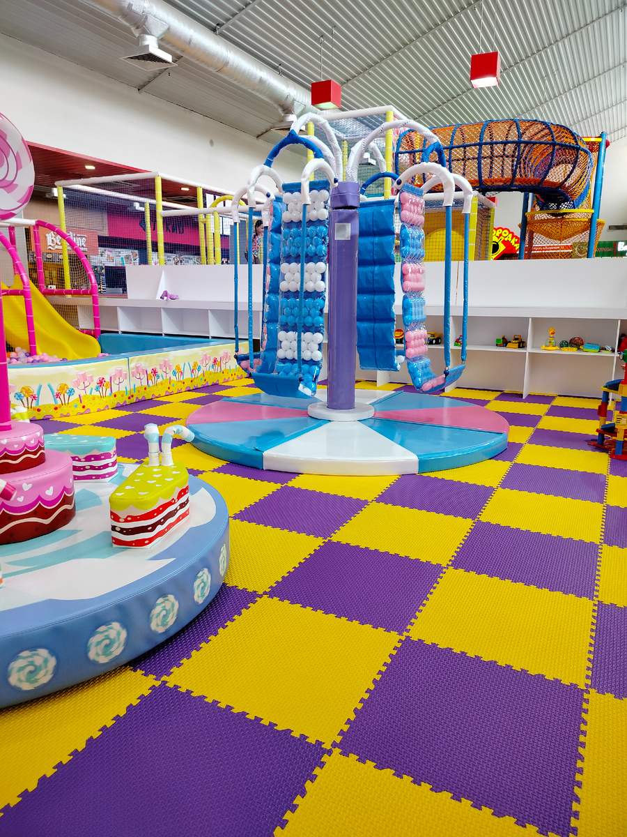 Эту карусель внучка не оценила, может слишком высокая для нее или еще чтото, но прокатилась пару кругов она решила слезть. 