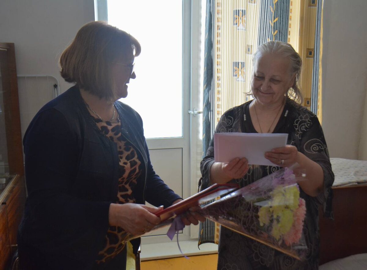     Труженицу тыла из Красноярска поздравили с вековым юбилеем