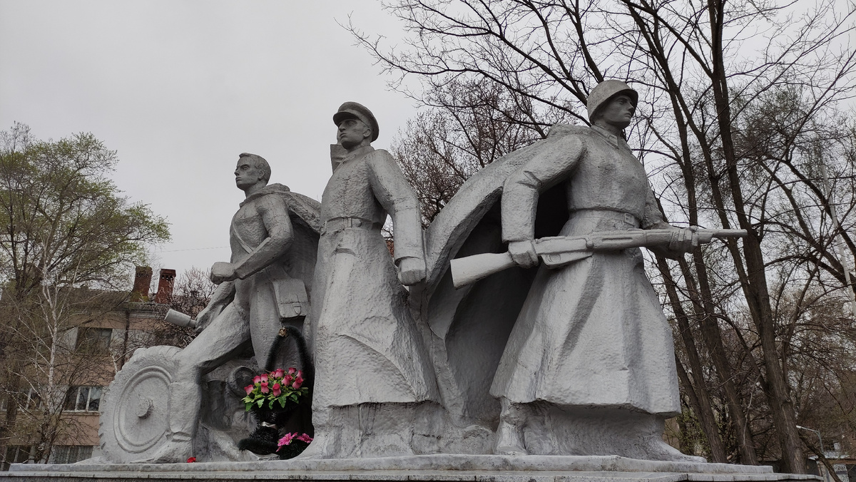 Вид на памятник с юго-восточной стороны площади