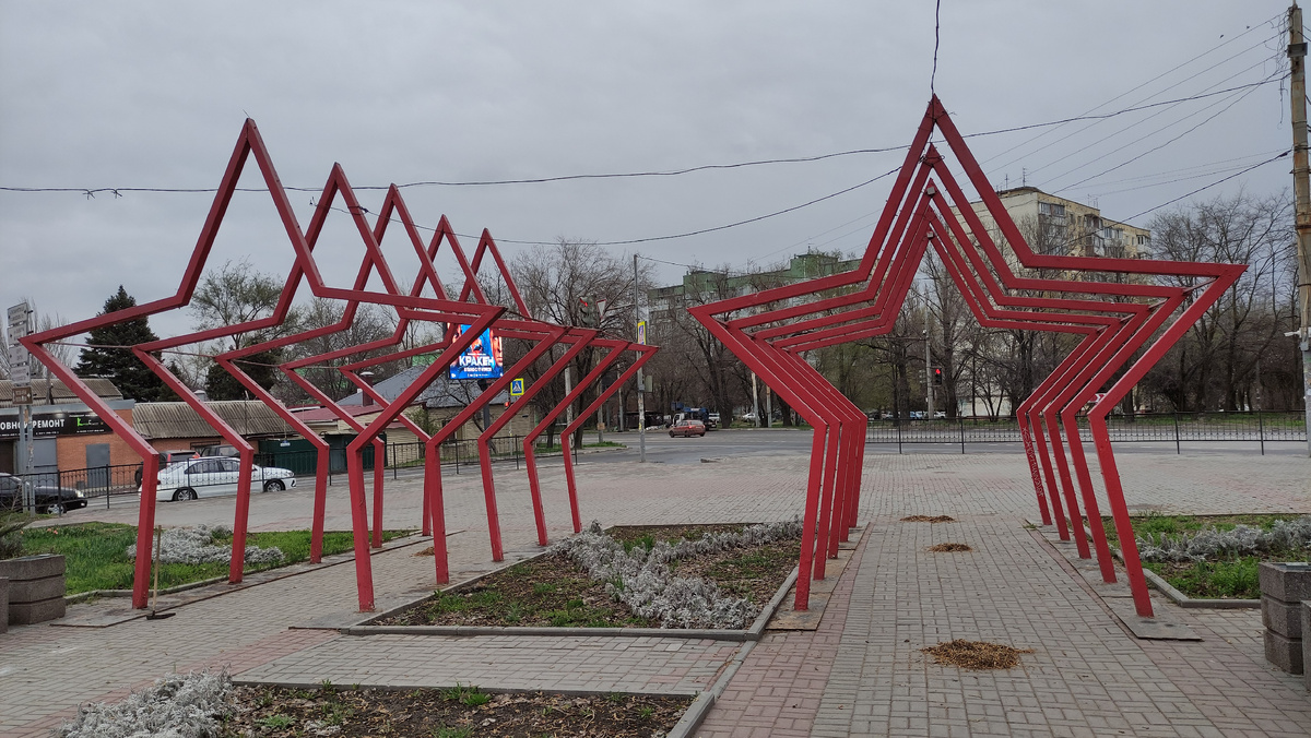 Композиции из пятиконечных звёзд установлены на подходе к памятнику со стороны ул. Таганрогская