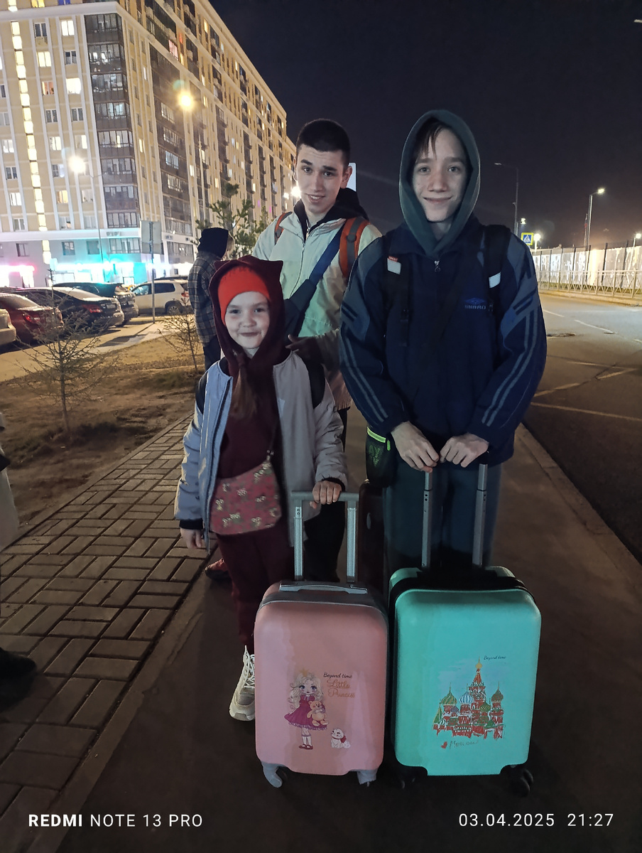 Моя команда. Старшая спряталась, бабушка за кадром.