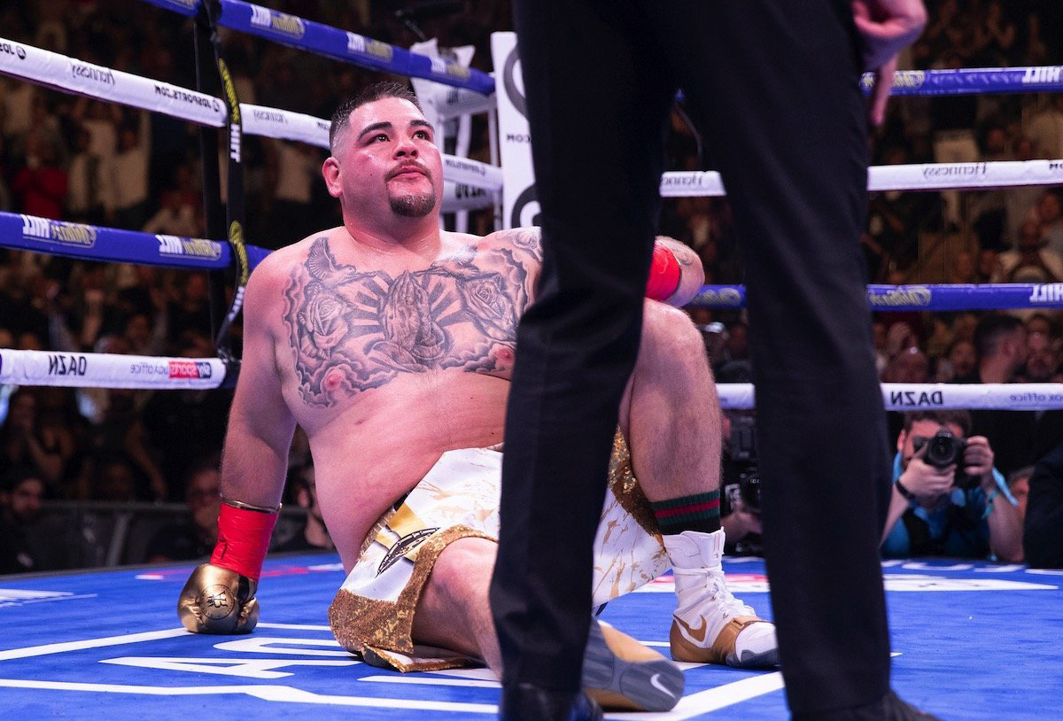 Энди Руис в нокдауне