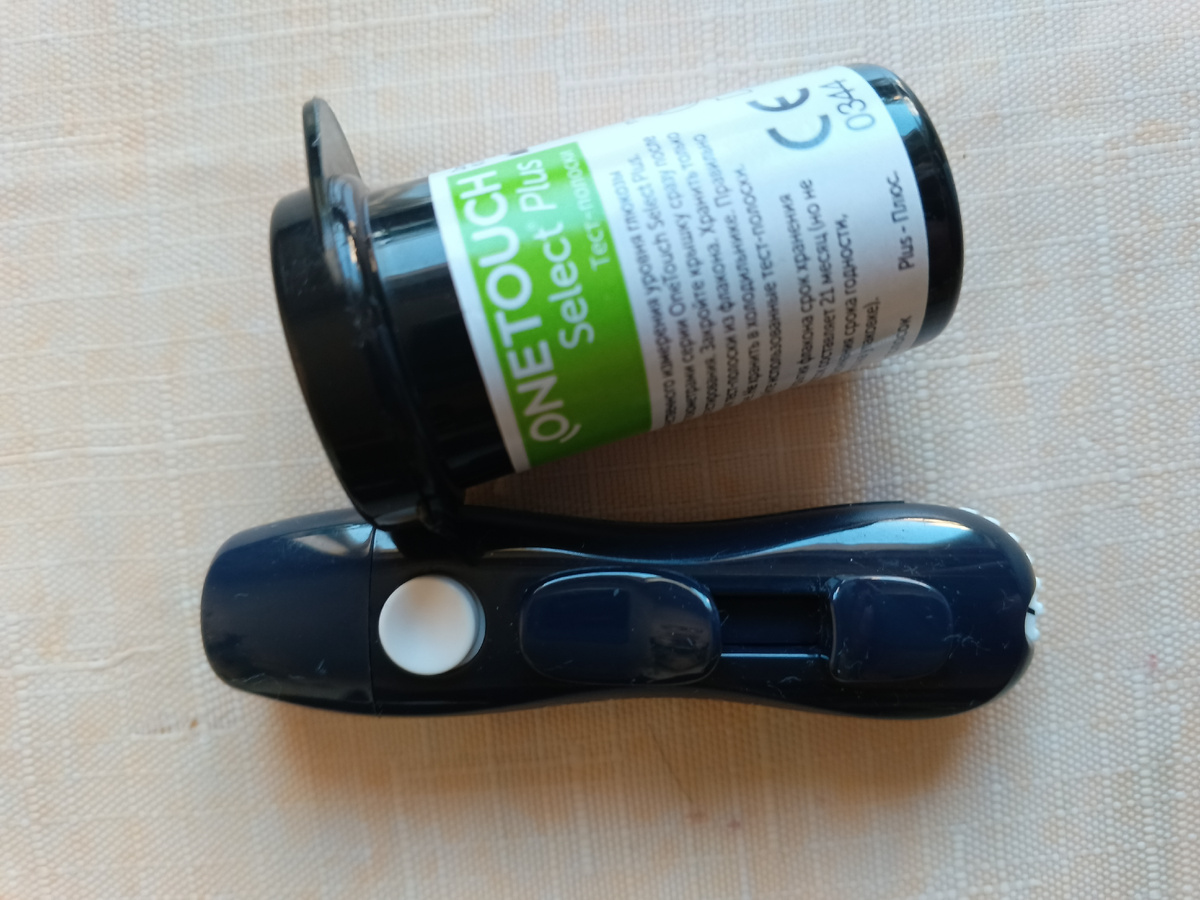 фото автора: шприц и контейнер с тест полосками для измерения уровня сахара