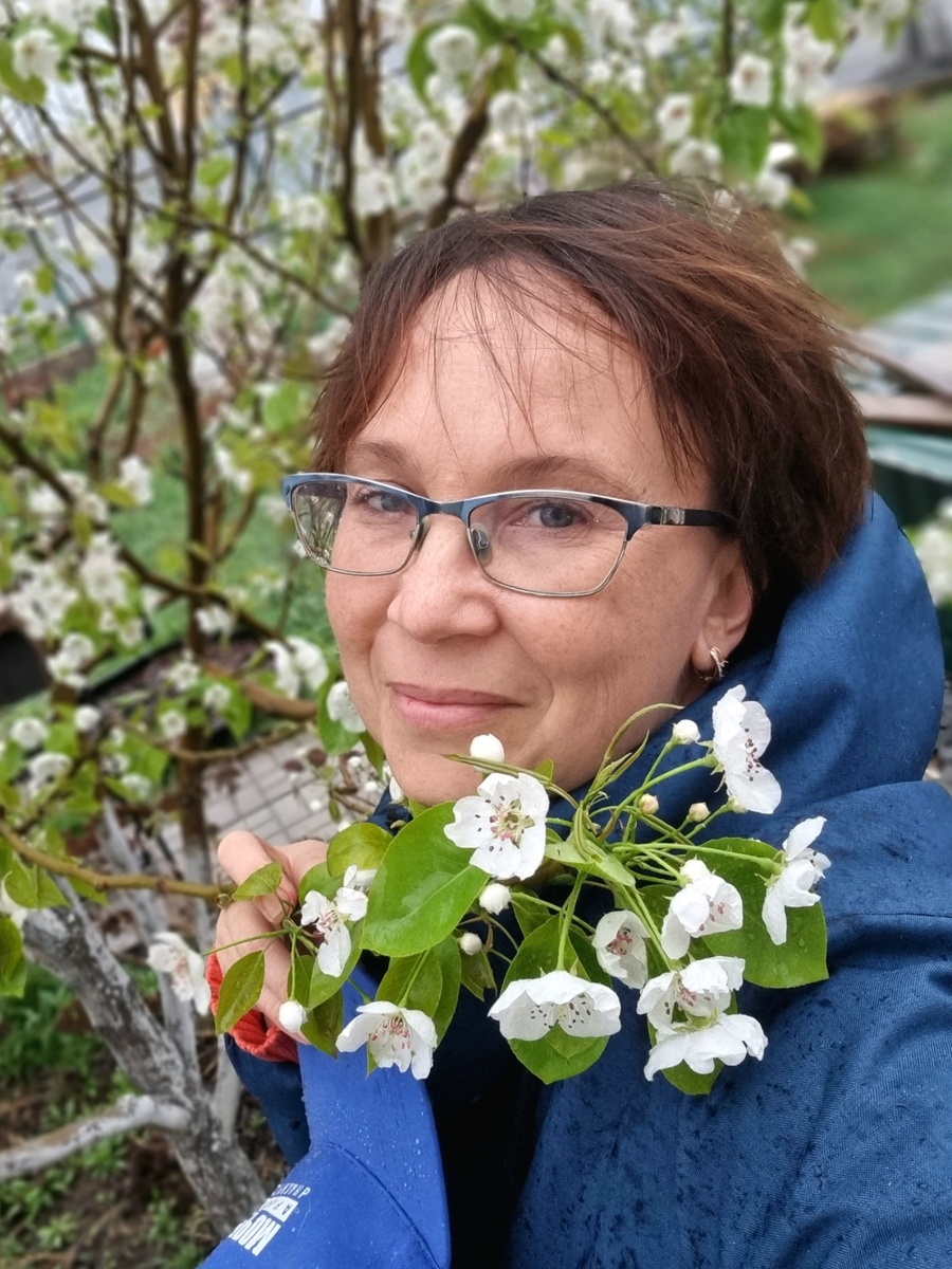 Блаженная я с цветущей грушей