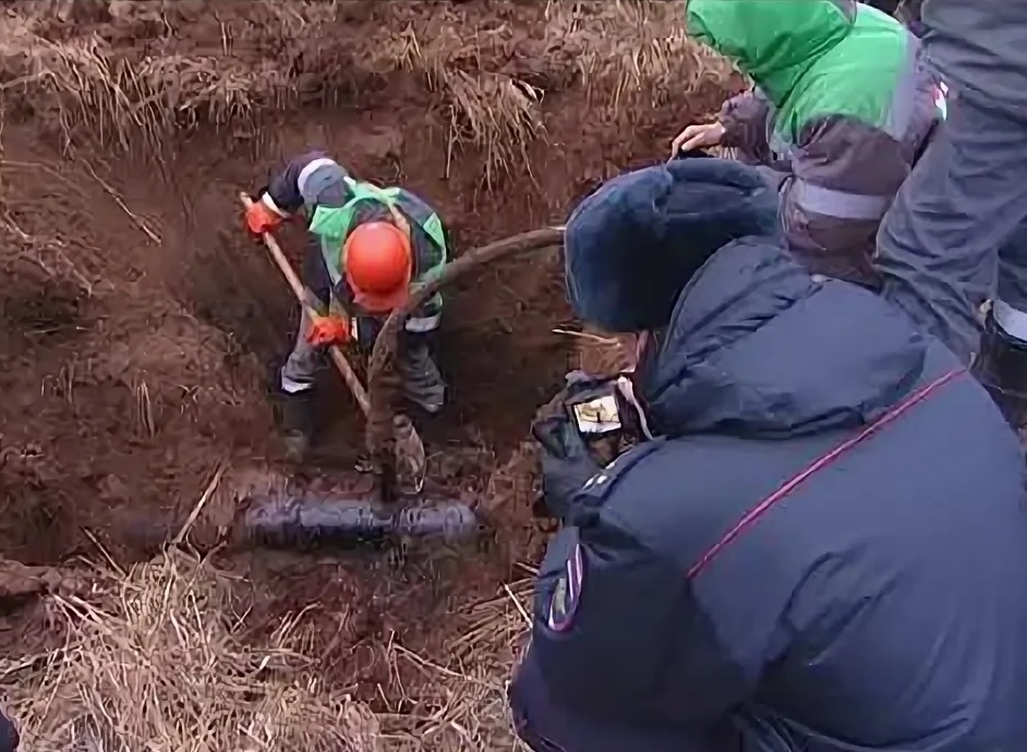 Обнаруженная врезка: Сгон: труба Dy 63 по трубной резьбе, с запорной арматурой: вентиль по ГОСТ 18722-73 муфтового исполнения (16 кгс/см2).; в трубу нефтепродуктопровода Dy 200 (ДТ) 33 километр трассы)))