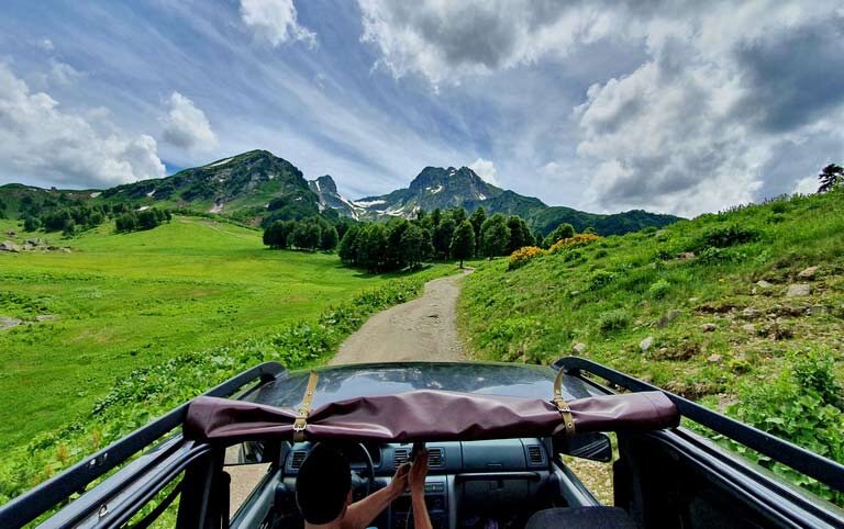 Не путать Джиппинг - это машины с высокой подвеской местных жителей и квадроциклы. Я сначала не понимала разницы.)