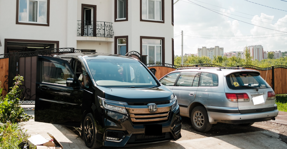 Кстати, справа от хонды стоит наша тойота Калдина. Ей 27 лет. Она живее всех живых. Прочесть можно в моей самоей первой публикации!