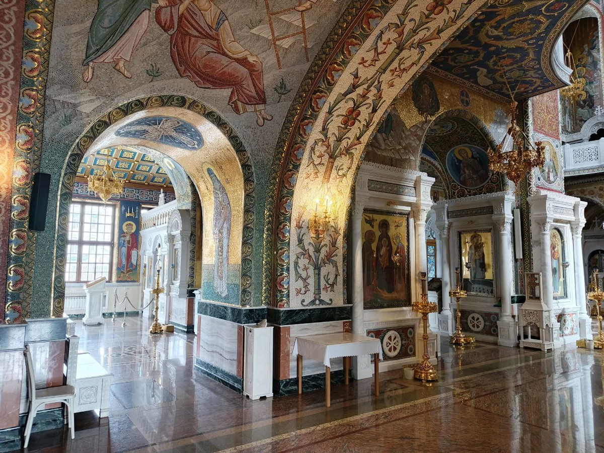 В уголке этого великолепного Успенского храма, расположенного в нижнем этаже Благовещенского собора Дивеевского монастыря и можно взять в дар маслице лампадки и сухарики Серафима (фото автора статьи), апрель 2025 года. В 2018 году здесь завершена мозаичная отделка, объём покрытия ее составляет 1220 квадратных метров! Это неописуемо по красоте!