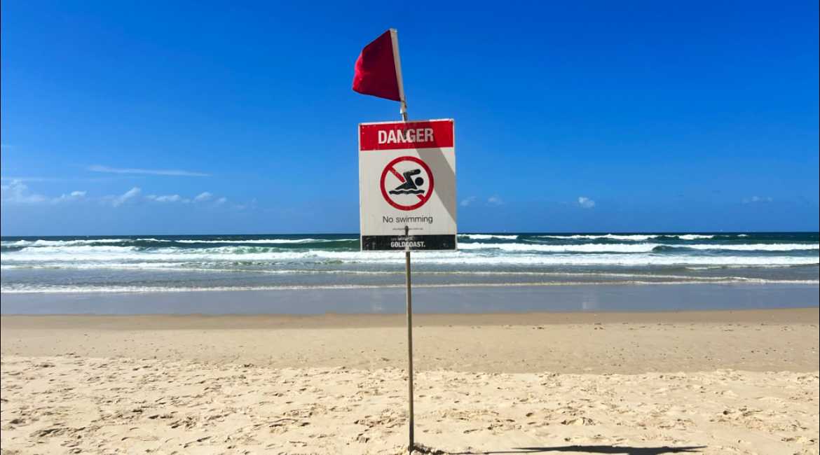 Таблички что купаться опасно расставили везде