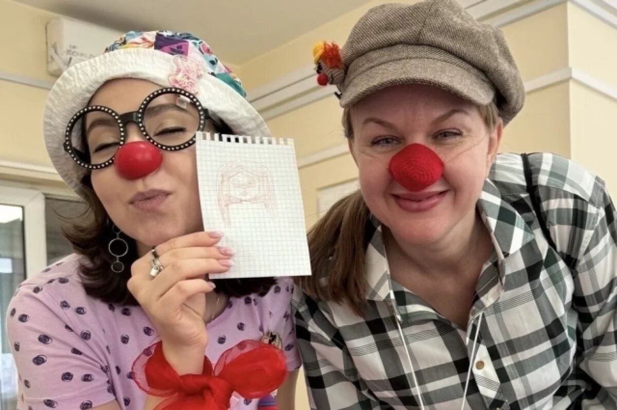    Слева – доктор Анфиса, за пределами больницы – Аделия Закирова, справа – Огонёк, Любовь Гуляева. По выходным их с нетерпением ждут не только маленькие пациенты.