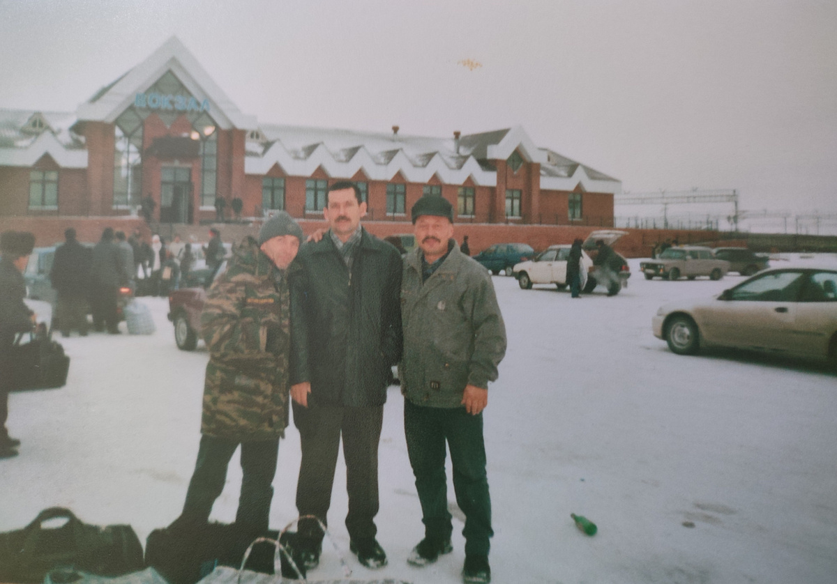 Вокзал в Коротчаево. Слева направо Коля Гаценко, я, Миша Семёнов.