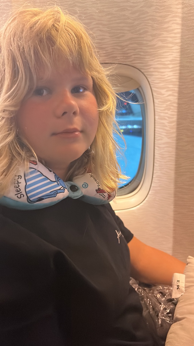 Это Марта в самолете 