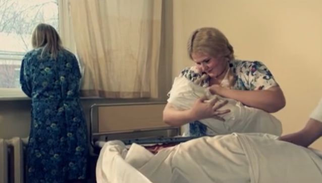 Одна из мамочек вызвалась покормить брошенного ребёнка. 