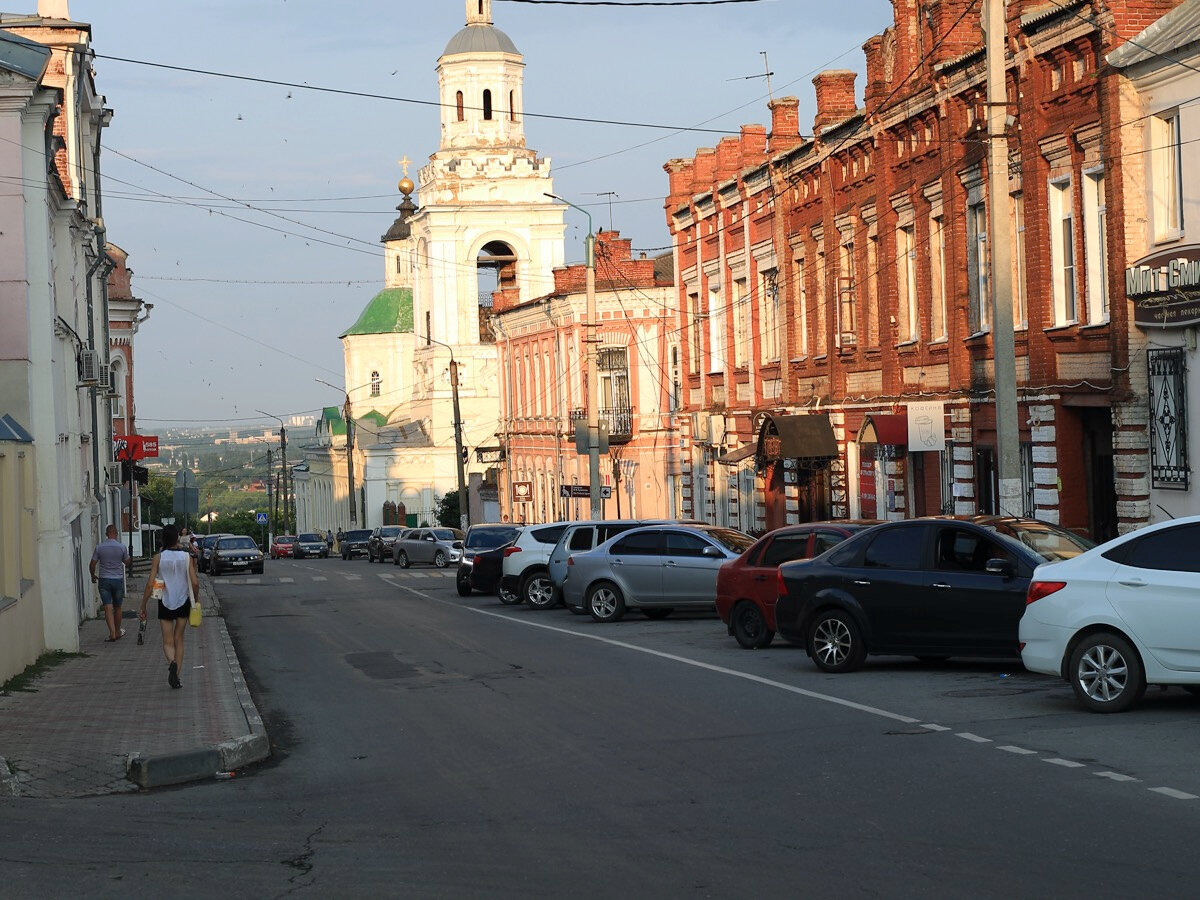 Планировка центральных улиц Ельца такова, что выйдя на любую из них, вы обязательно увидите церковь. Некоторые до сих пор полностью не отреставрированы, но даже в таком виде смотрятся впечатляюще.