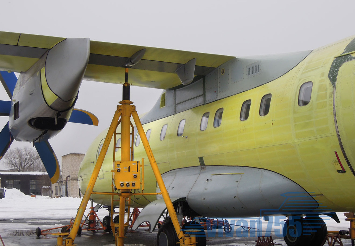 Ан-140-100 на подъёмниках