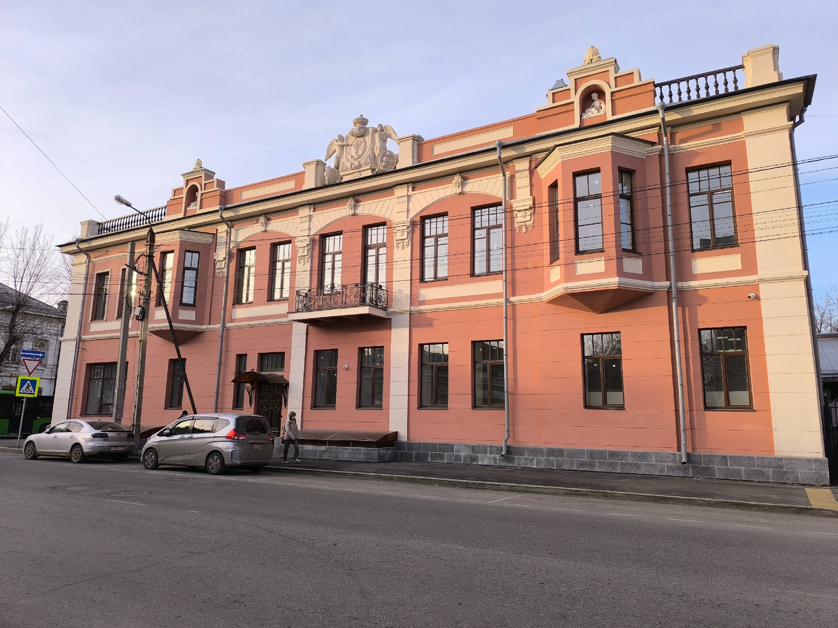 Это двухэтажное нарядное здание с мезонином и коваными балконами было построено в 1910-х золотопромышленниками братьями Полутовыми. (© Анна, «Маяк энерджайзера»)