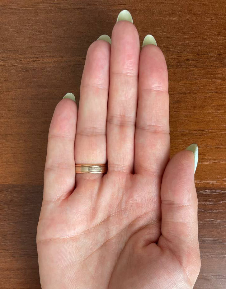 Низкая посадка мизинца